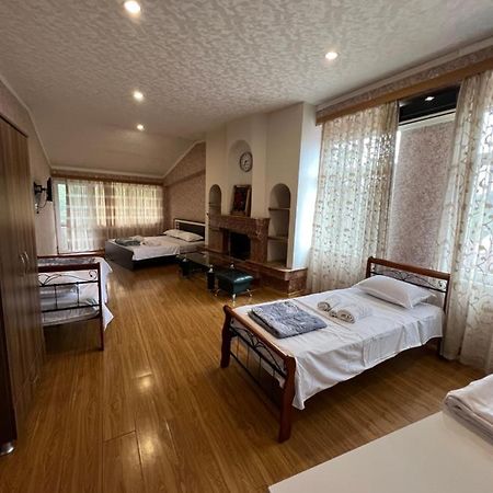 Twins Guest House Batumi Esterno foto
