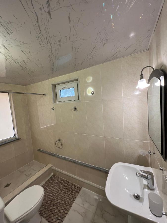Twins Guest House Batumi Esterno foto