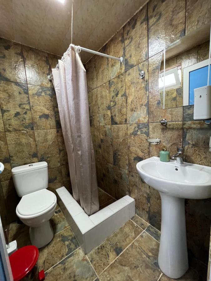 Twins Guest House Batumi Esterno foto