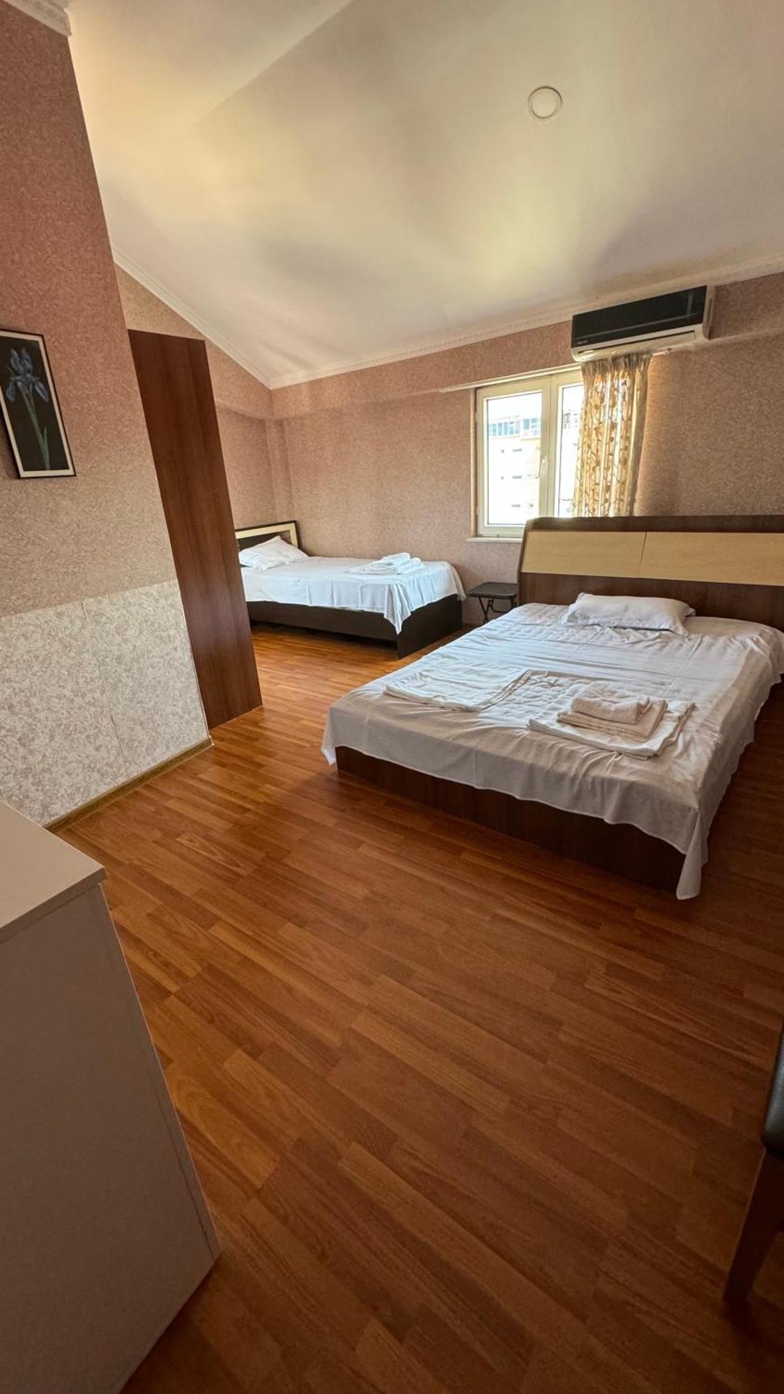 Twins Guest House Batumi Esterno foto